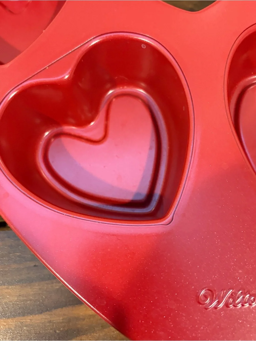 WILTON RED METAL VALENTINE HEARTS MUFFIN CUPCAKE TIN--RETIRED, EUC